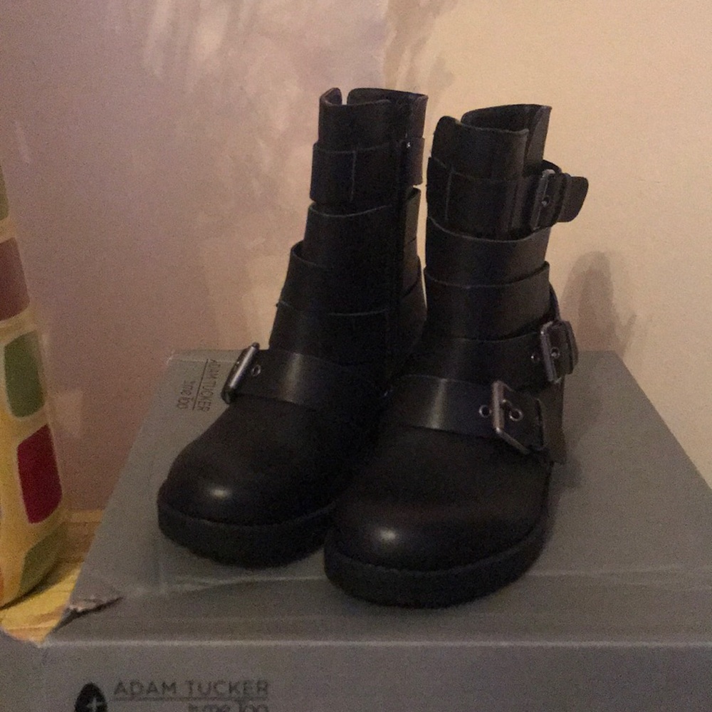 Triple buckle motorcycle lug boot